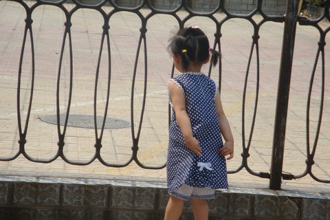 两岁半宝宝，波点连衣裙