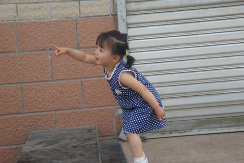 两岁半宝宝，波点连衣裙