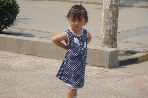 两岁半宝宝，波点连衣裙