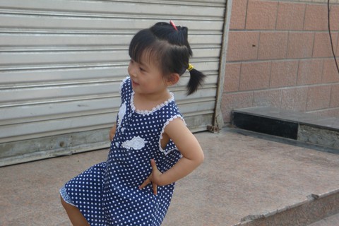 两岁半宝宝，波点连衣裙