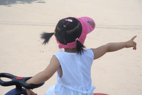 白色连衣裙---两岁半宝贝