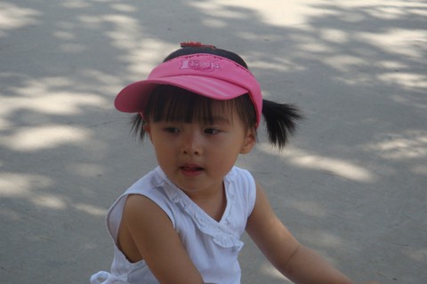 白色连衣裙---两岁半宝贝