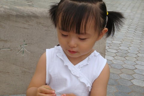 白色连衣裙---两岁半宝贝