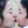 骞与妈行走在路上