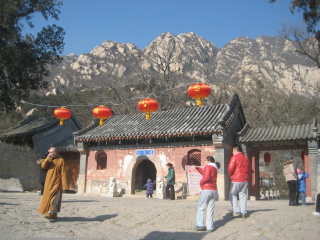 这座寺庙坐落在凤凰岭自然风景区内,最早建于辽代,是京西北一座集佛教