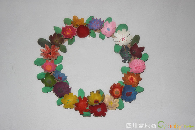 鸡蛋托做个小花环
