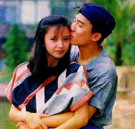曾华倩与梁朝伟分手后,1996年,她与生意人林肇基结婚,并育有一子,不过