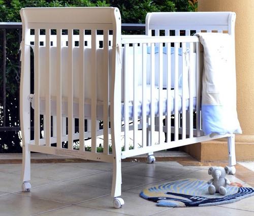 今天宝宝六个月啦.血本给买了婴儿床.