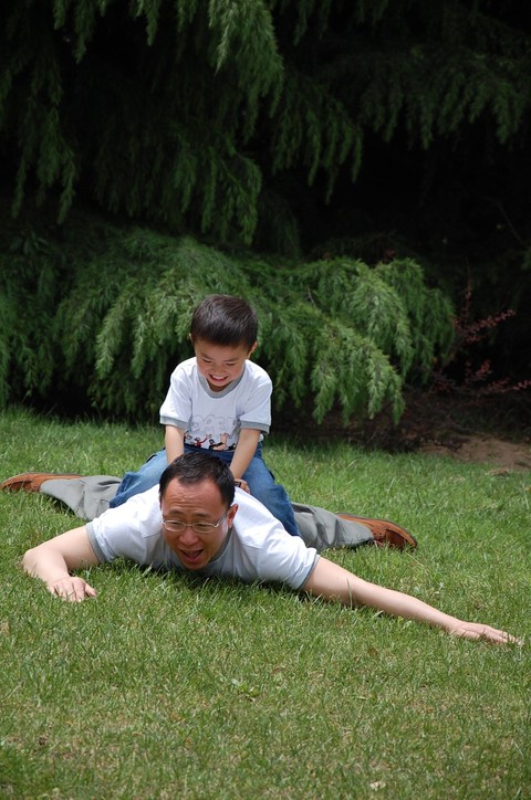 爸爸带头在草地上打滚,圆圆一如既往,顺势骑到爸爸背上,就喜欢看缸佑