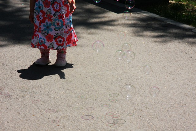 沐浴着春天的阳光  穿上我的花裙子  踏青去