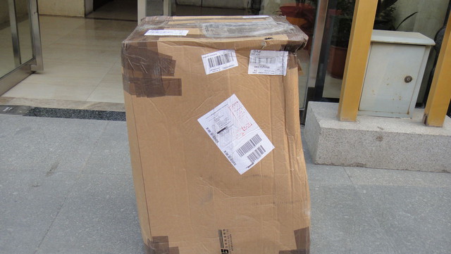 先看看这个破破的大纸盒,在我们楼下照的,老公就没打算让它进家门 