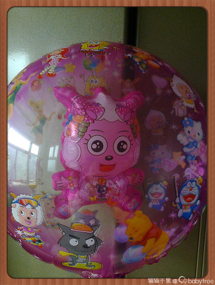 爸爸送:喜洋洋氢气球,里面的喜洋洋可以晃动,呼啦呼啦的很玩.