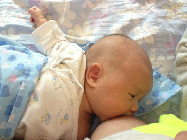 有多少宝妈是躺着喂奶的!