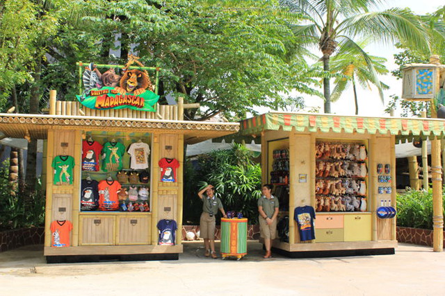 跟迪士尼一样,环球影城内到处都有这样的纪念品售卖点