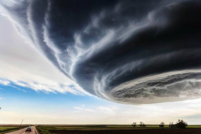 由于伴随强旋转力,其外观与圆形飞船相似.