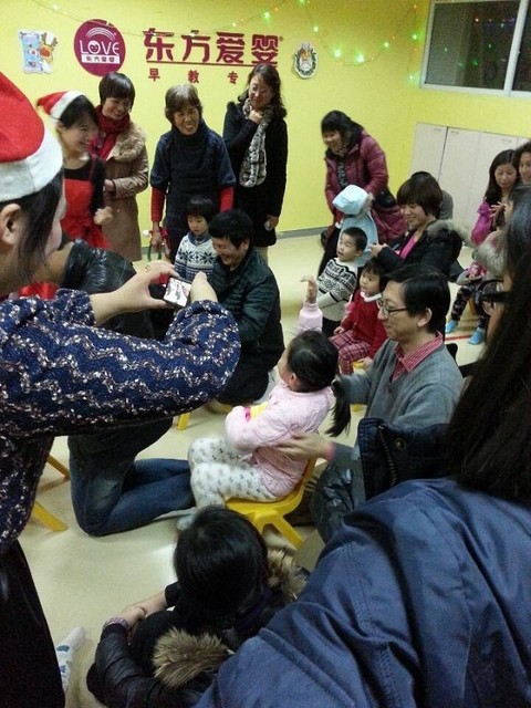 爸爸也很快的在扎辫子.