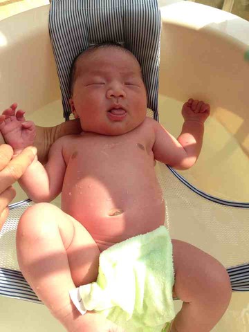 月子无聊,晒儿子了