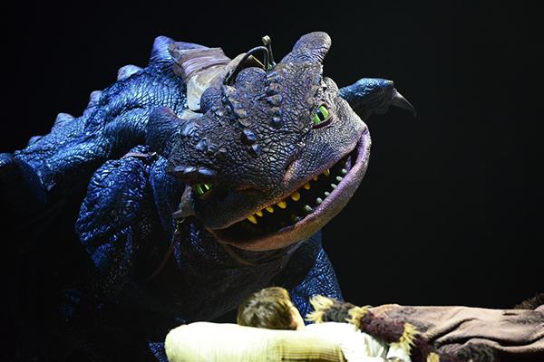 带着孩子鸟巢观看《驯龙高手》,讲述了一个关于人与龙的故事