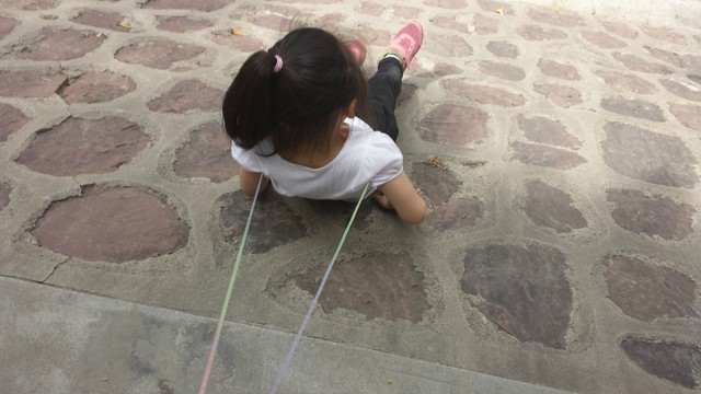 小女孩把绳子绑树跳绳图片