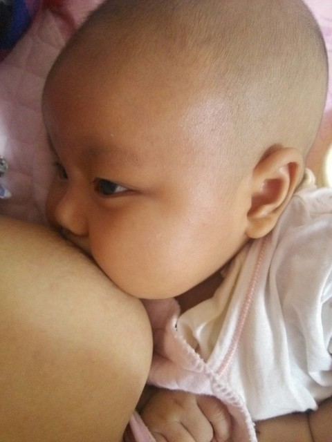 宝妈们敢不敢上传自己喂奶的照片?