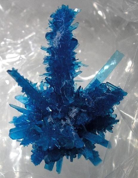 五角石(pentagonite)与水矽钒钙石是同质异象体,因常形成假五角形双晶