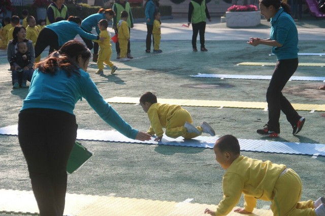 老师在旁边给他加油!