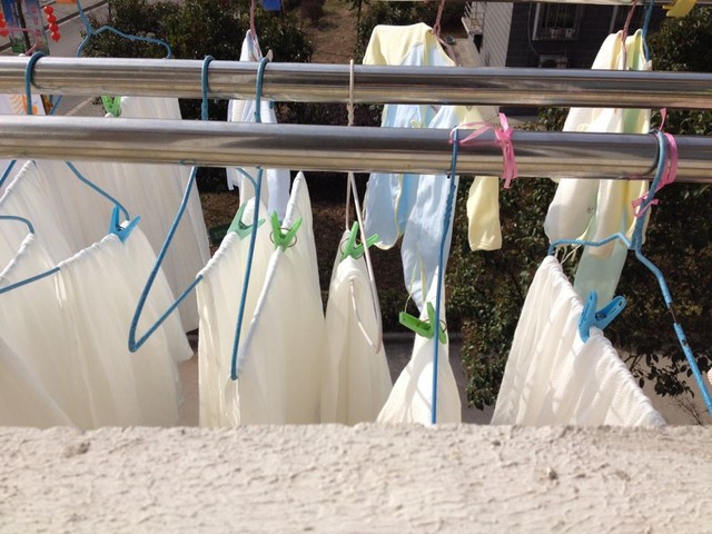 尿布,衣服啥的.都晒满了