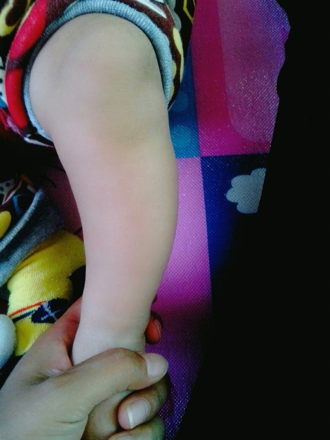 宝妈们来围观,宝宝睡觉这腿型有这样的吧?有图