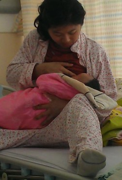 坚持母乳喂养到2周岁!