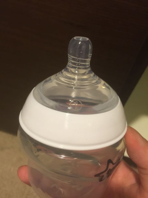 倒入奶瓶喂更好吗?这样的1号的奶瓶大小行吗?