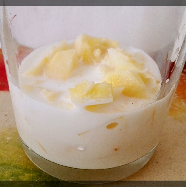 开始尝试做苹果泥,把苹果弄成小块,然后倒入牛奶.