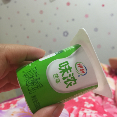 吃小盒酸奶,老公给扔过来的,隔着被子砸肚子上了,没事吧?不疼