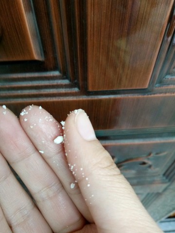但是今天听人说是假的,冲奶粉时,奶瓶壁上有结晶,用手搓奶粉就成了一