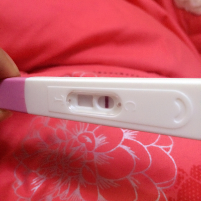 40天测了一次还是看不出来,不过验孕棒t区边边上有一条小小的红线,亲