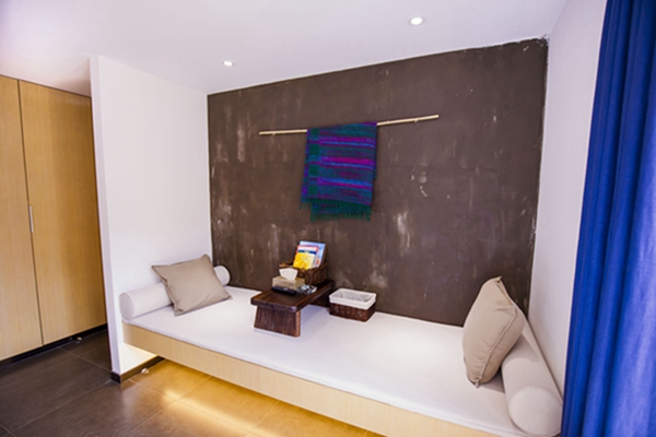 这张软榻是个惊喜,可以坐在这靠着垫子晒太阳.