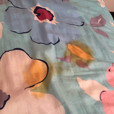 老公昨天裸睡,早上起来发现床单上一片黄糊糊的东西,是啥啊?