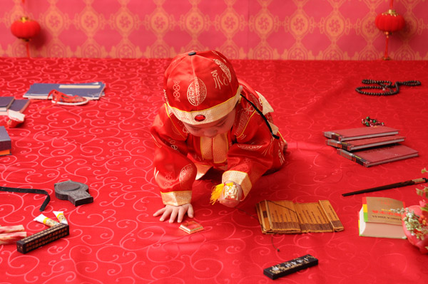 宝宝抓周抓了这个,爸爸兴奋不已,妈妈却愁眉苦脸
